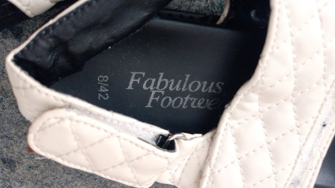 Beyaz Kapitone Bantli Dolgu Topuklu Sandalet - Görsel 4