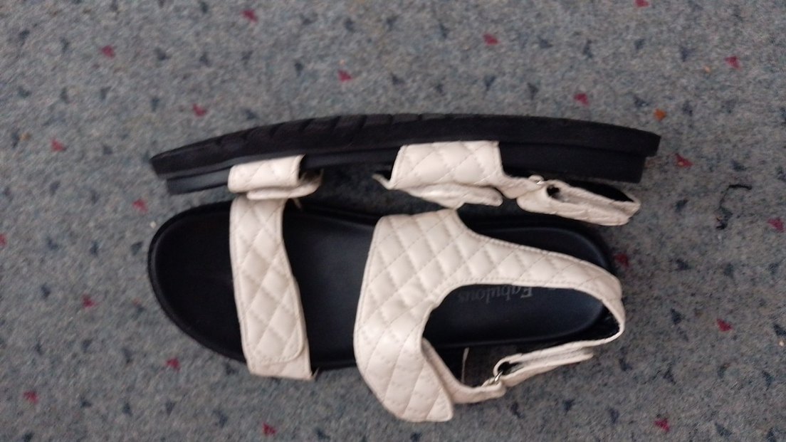 Beyaz Kapitone Bantli Dolgu Topuklu Sandalet - Görsel 5