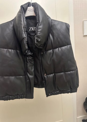 Zara Siyah Deri Gorunumlu Sisme Yelek