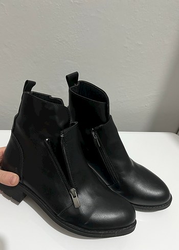 Kadın Siyah Deri Tokalı Topuklu Bot - Görsel 3