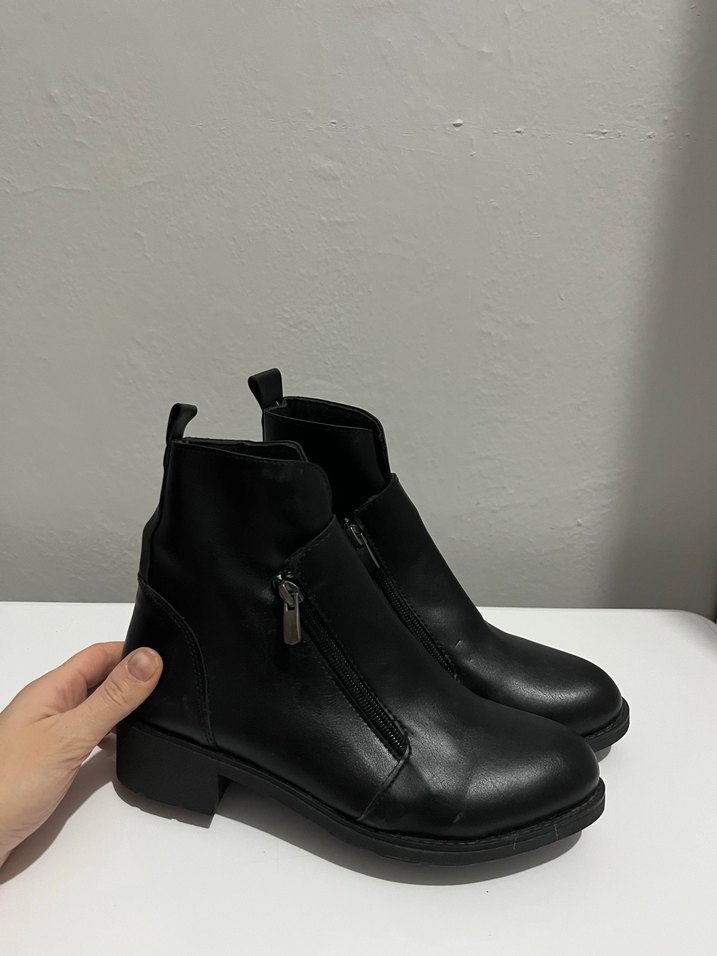 Kadın Siyah Deri Tokalı Topuklu Bot - Görsel 2