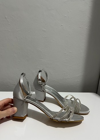 Gri Yılan Desenli Tokalı Topuklu Kadın Ayakkabı - Görsel 2