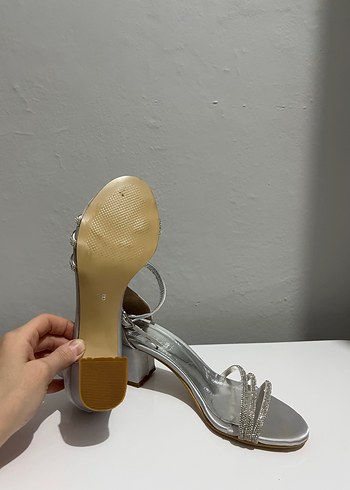 Gri Yılan Desenli Tokalı Topuklu Kadın Ayakkabı - Görsel 3