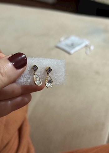 Mini Altın Renkli Minimalist Küpeler - Görsel 2