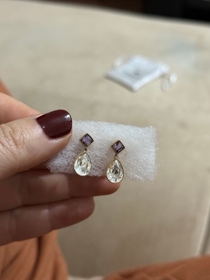 Mini Altın Renkli Minimalist Küpeler - Görsel 3