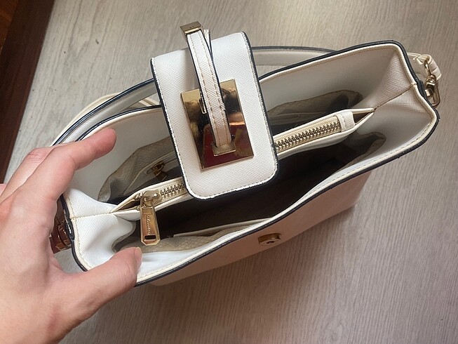 Beyaz klasik omuz çantası sıfır ayarında - Görsel 3