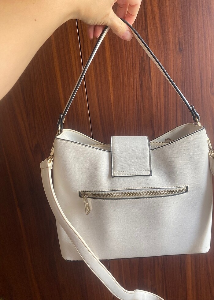 Beyaz klasik omuz çantası sıfır ayarında - Görsel 2