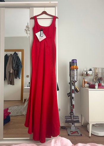 Etiketli Kırmızı V Yaka Uzun Abiye Elbise - Görsel 2