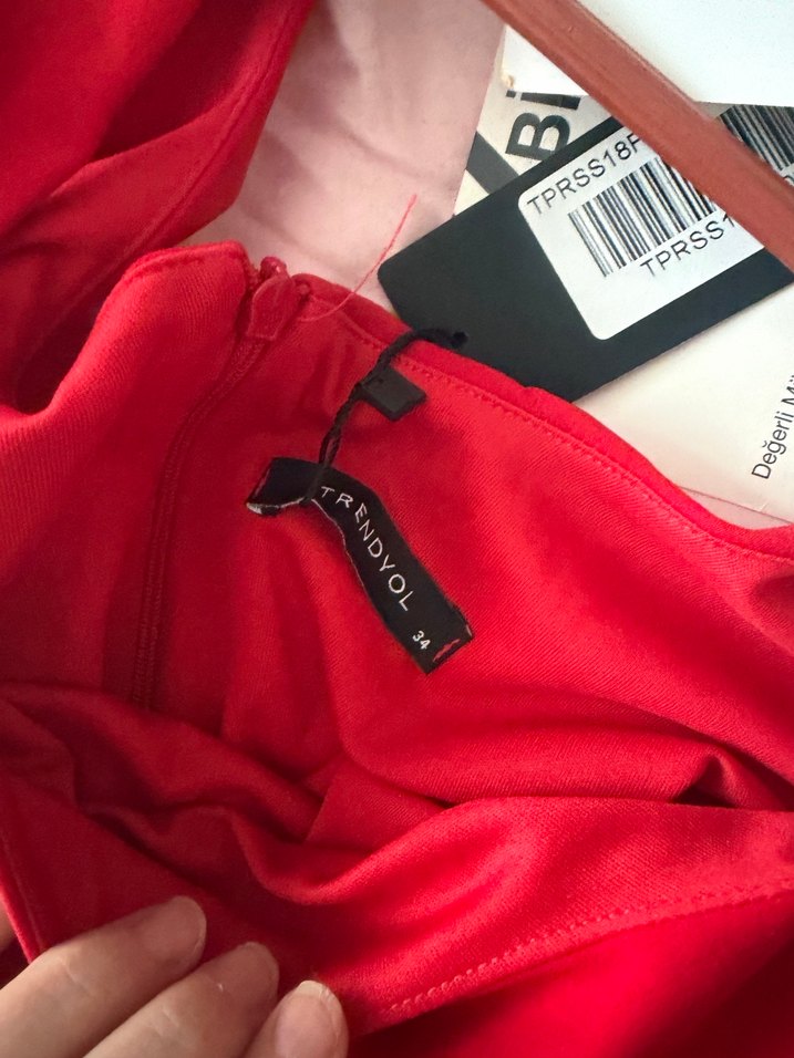 Etiketli Kırmızı V Yaka Uzun Abiye Elbise - Görsel 3