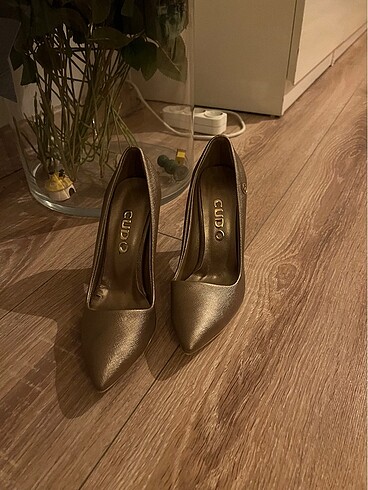 Stiletto gold