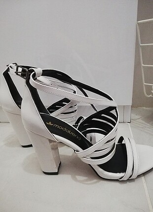 Moda Trend Beyaz Topuklu Ayakkabı 