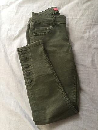 Düğme Detaylı Jean