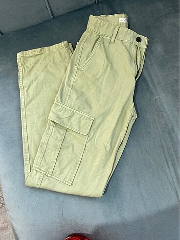 STRADİVARİUS STRAİGHT KARGO PANTOLON. 32 yani xxs bedendir