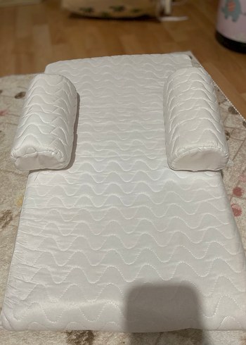 Beyaz Dalga Desenli Yastık ve Silindirik Destekler - Görsel 2