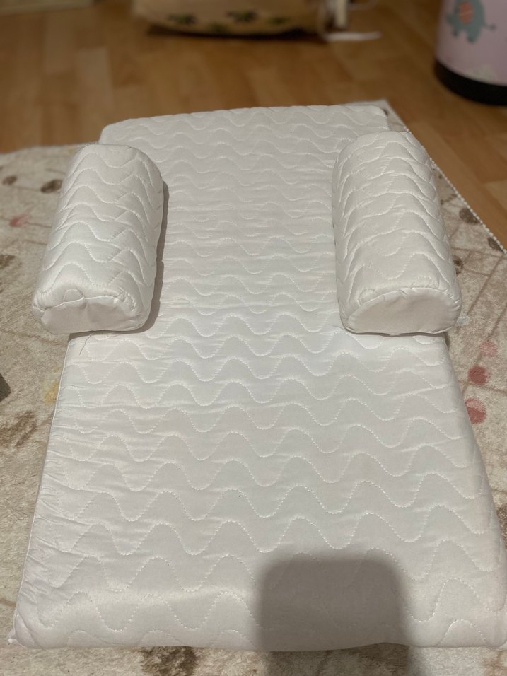 Beyaz Dalga Desenli Yastık ve Silindirik Destekler - Görsel 2