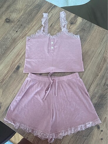 Dantel kenarlı pijama takımı