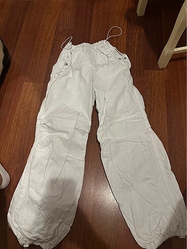 Beyaz paraşüt pantolon