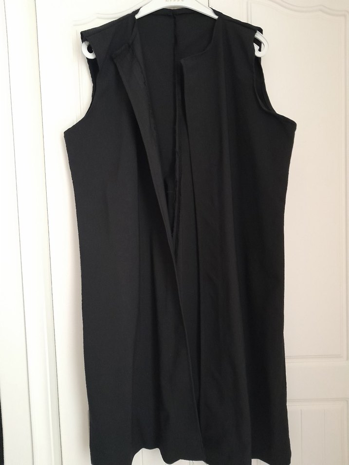 Uzun Siyah V Yaka Kolsuz Kadın Yeleği - Görsel 2