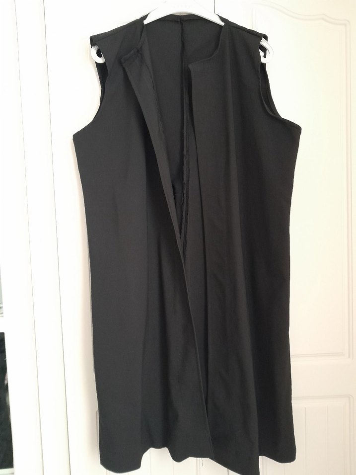 Uzun Siyah V Yaka Kolsuz Kadın Yeleği - Görsel 3