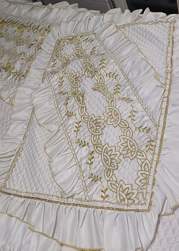 İşlemeli Beyaz Parlak Yatak Örtüsü - Görsel 3