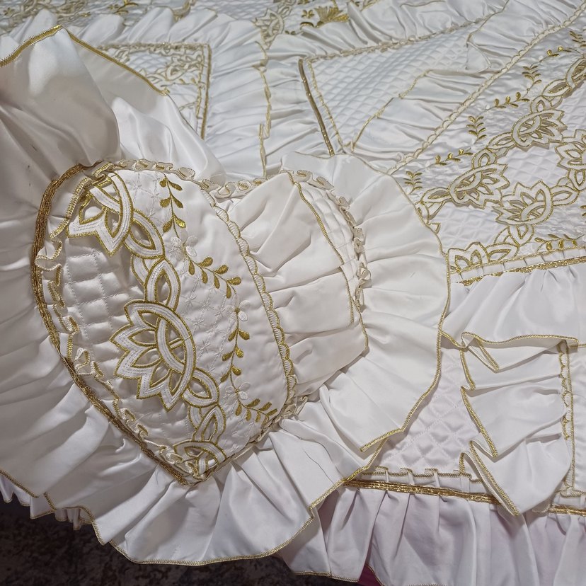 İşlemeli Beyaz Parlak Yatak Örtüsü - Görsel 4