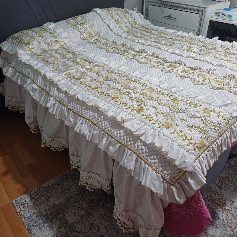 İşlemeli Beyaz Parlak Yatak Örtüsü - Görsel 2