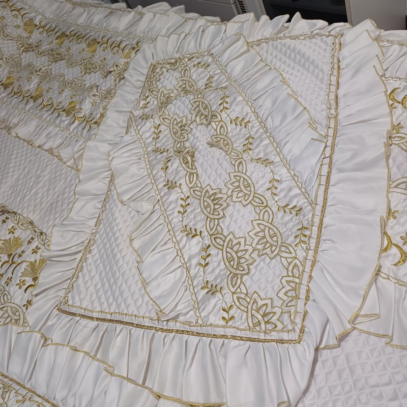 İşlemeli Beyaz Parlak Yatak Örtüsü - Görsel 3