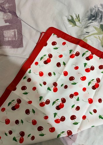 Kırmızı Bordürlü Kiraz Desenli Fular - Görsel 2