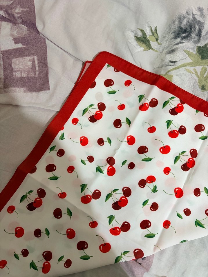 Kırmızı Bordürlü Kiraz Desenli Fular - Görsel 2