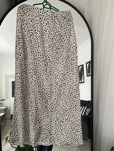 Puantelı beyaz saten etek - Görsel 2