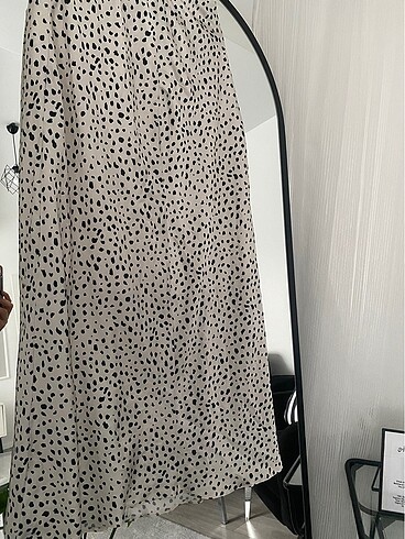 Puantelı beyaz saten etek - Görsel 3