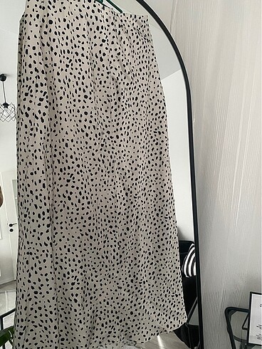 Puantelı beyaz saten etek - Görsel 4