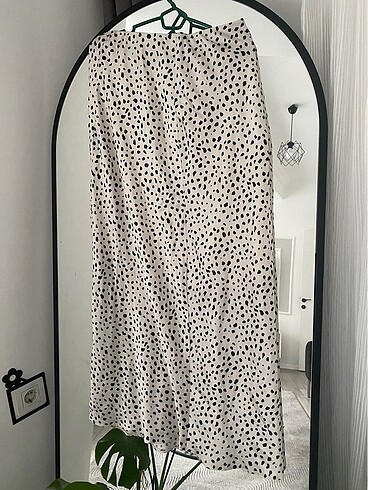 Puantelı beyaz saten etek - Görsel 5