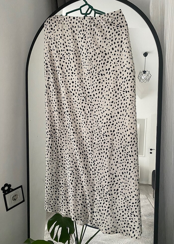 Puantelı beyaz saten etek - Görsel 5