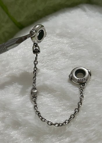 Gri Zincir Detaylı Minimalist Kadın Charm - Görsel 2