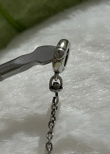 Gri Zincir Detaylı Minimalist Kadın Charm - Görsel 4