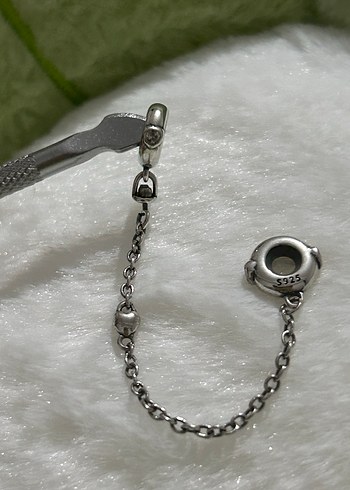 Gri Zincir Detaylı Minimalist Kadın Charm - Görsel 3