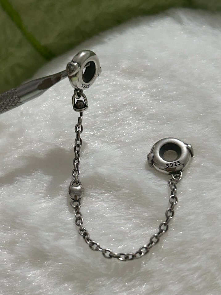 Gri Zincir Detaylı Minimalist Kadın Charm - Görsel 2