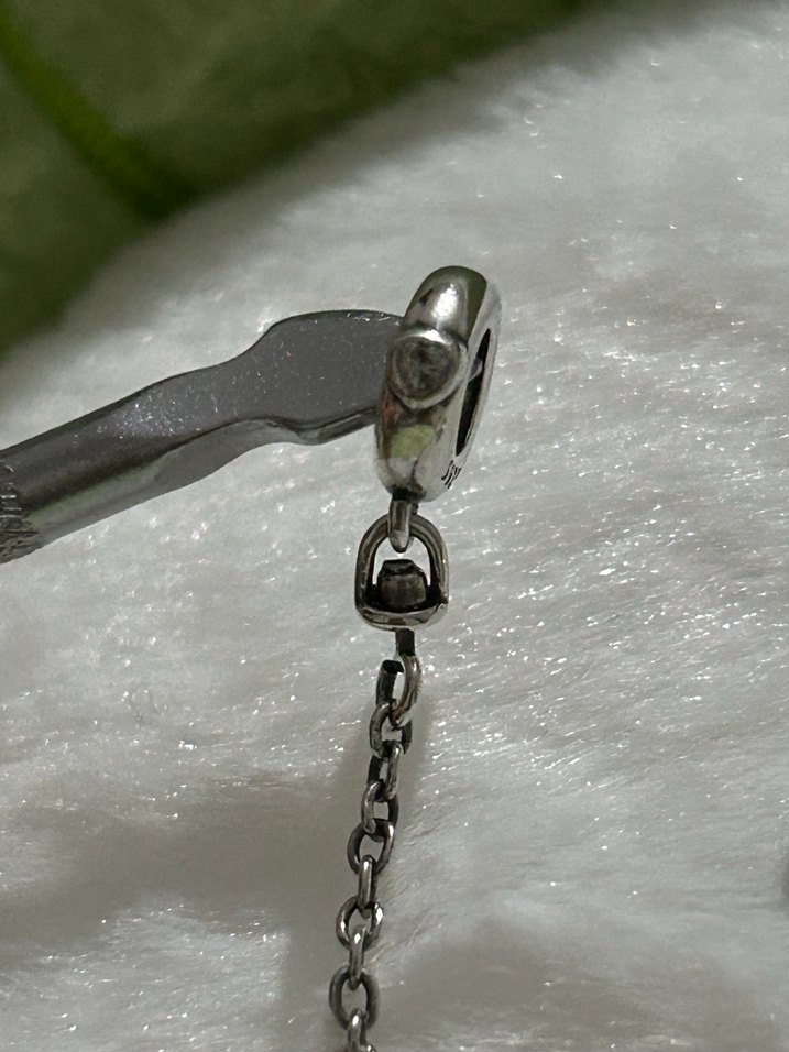 Gri Zincir Detaylı Minimalist Kadın Charm - Görsel 4