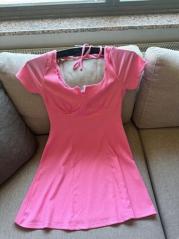 Pembe kısa elbise
