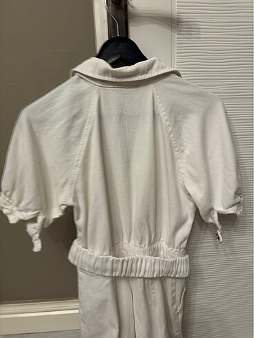 Beyaz kemerli denim şort tulum - Görsel 5