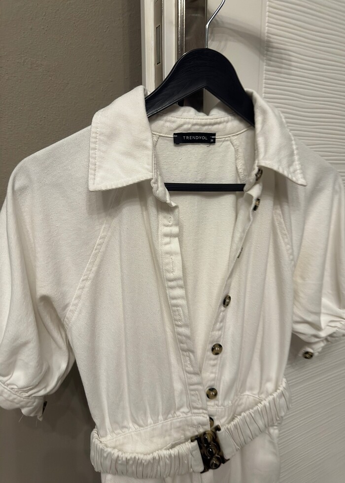 Beyaz kemerli denim şort tulum - Görsel 2