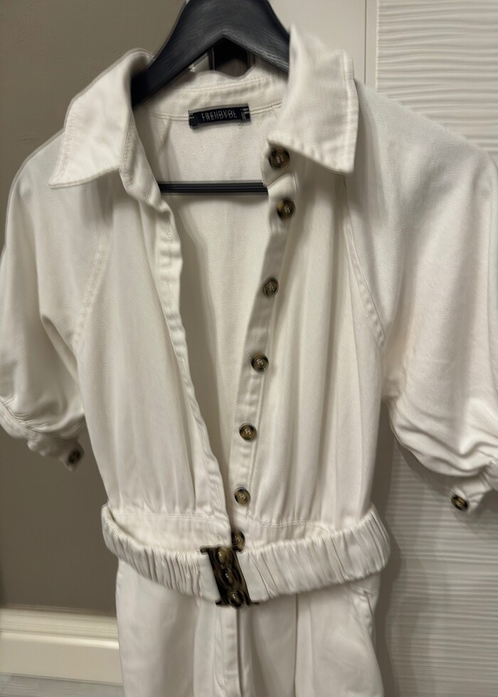 Beyaz kemerli denim şort tulum - Görsel 4