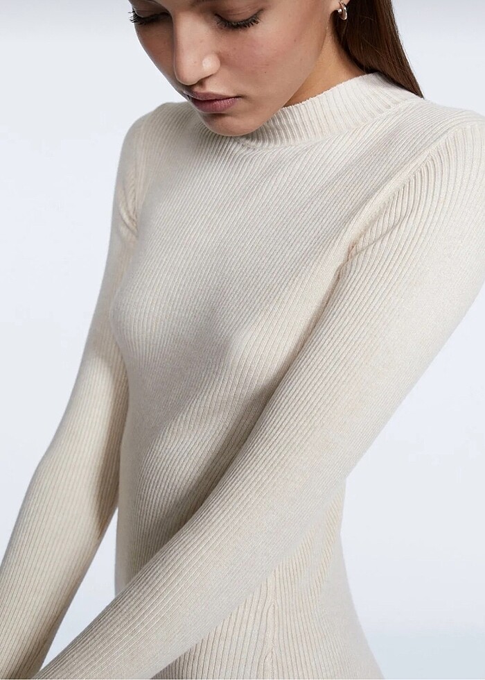 Stradivarius dik yaka yırtmaç detay triko elbise - Görsel 3