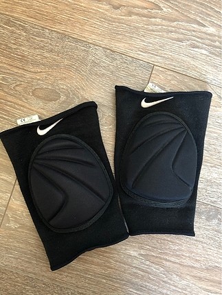 Nike voleybol dizliği