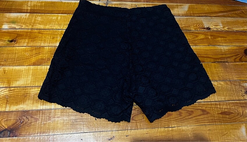 34 Beden Dantelli siyah mini şort