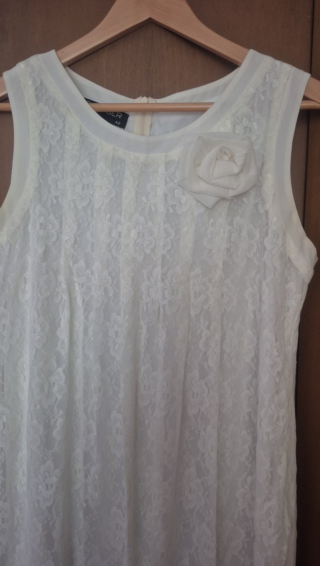 Dantel Detaylı Ekru Kolsuz Midi Elbise - Görsel 3