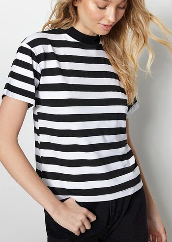 Çizgili Siyah Beyaz Kadın Tişört - Görsel 3