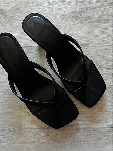 35 Beden siyah Renk SATILDI BERSHKA Terlik