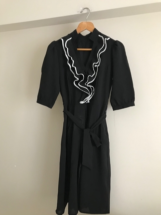 Random siyah fırfır detaylı elbise 